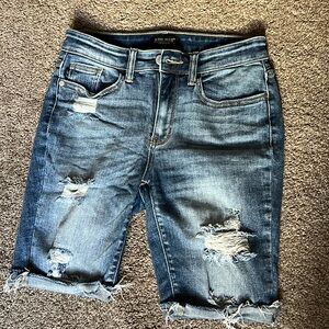 Distressed cut off Bermuda Shorts - Judy Blue - size 3/26